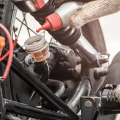 La importancia de cambiar el líquido de frenos de tu moto regularmente.