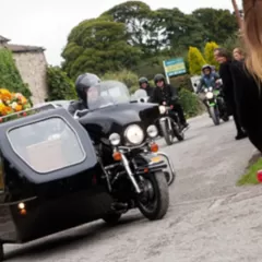 Récords en el camino al cementerio en moto fúnebre.