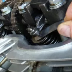 Guía paso a paso: Cómo regular las válvulas de tu moto.