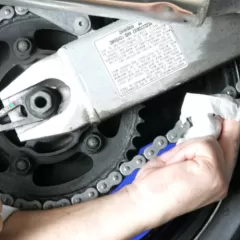 Aprende a ajustar correctamente el tensor de la cadena de tu moto.