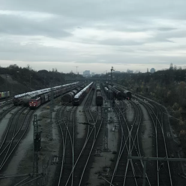 estacionamiento para usuarios del ferrocarril inferior