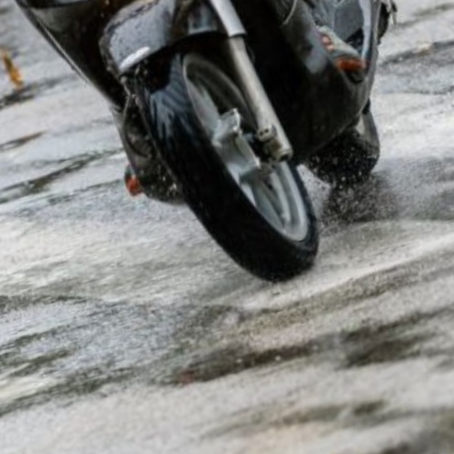 Aquaplaning en moto, ¿cómo evitarlo?