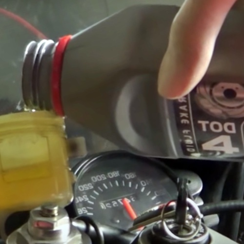 ¿Cada cuánto tiempo se cambia el líquido de frenos de una moto?