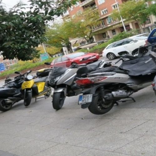 ¿Cómo aparcar la moto correctamente? Así no...