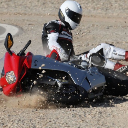 ¿Cómo caer de la moto con más seguridad?