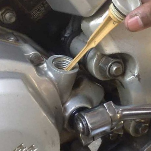 Como comprobar el nivel de aceite en una moto