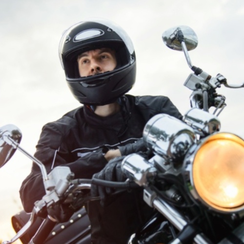 ¿Cómo debe ir el pasajero de una moto para viajar con seguridad?
