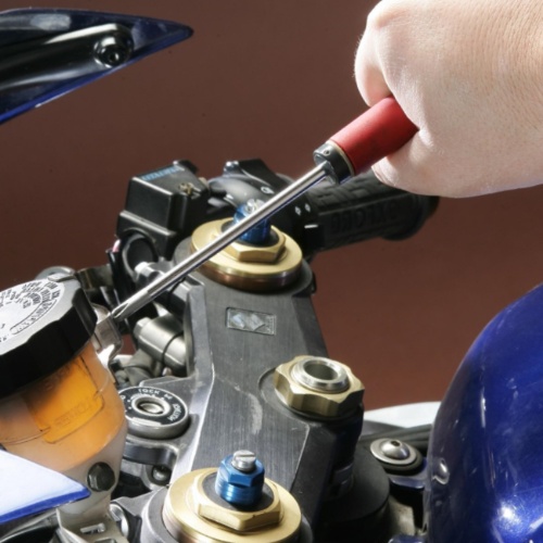 Cómo revisar el nivel del líquido de frenos de tu moto