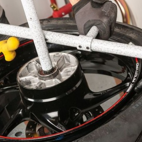 ¿Cómo se hace el cambio de neumáticos de una moto?