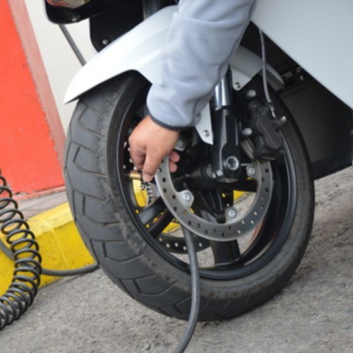 ¿Cómo se hace el cambio de neumáticos de una moto?