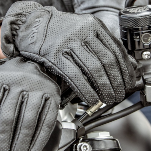 ¿Es obligatorio llevar guantes en moto?