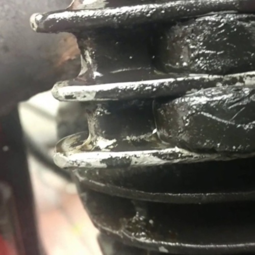 Mi moto pierde aceite: posibles problemas y soluciones