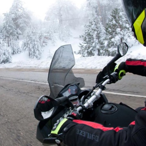 Moto en la nieve, ¿cómo conducir con seguridad?