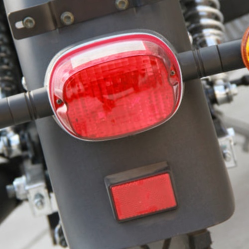 Qué alumbrado debe llevar encendido una motocicleta durante el día