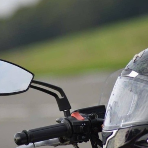 ¿Qué retrovisor es obligatorio en una moto?