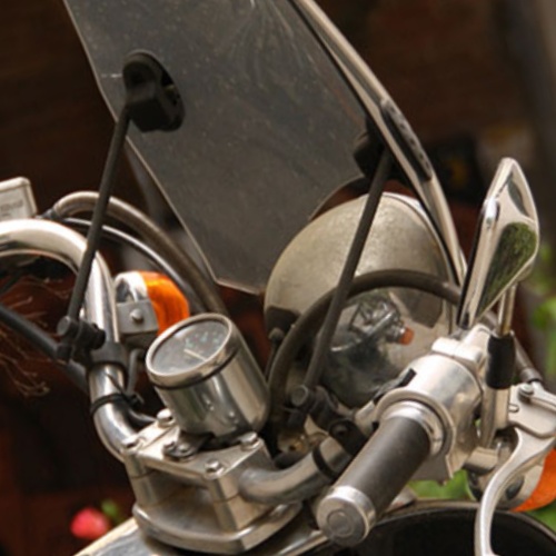 ¿Qué retrovisor es obligatorio en una moto?