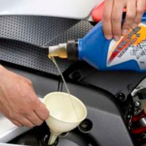 ¿Se puede usar aceite de coche en la moto?
