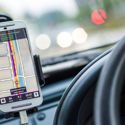 ¿Se puede usar el móvil como GPS del coche?